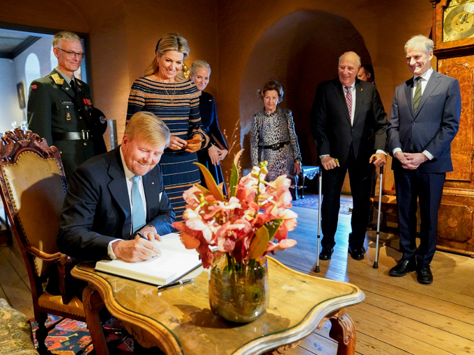 King Willem-Alexander and the other royal guests signed the guestbook at Akershus Castle. Photo: Torstein Bøe / NTB